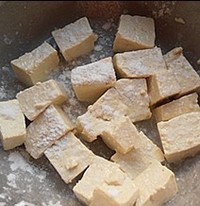 金黄脆豆腐的做法 步骤2